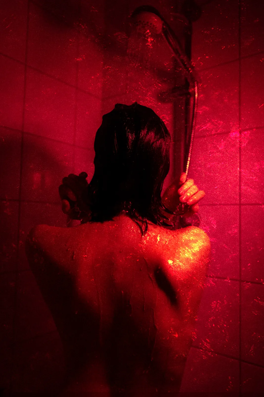 Silhouette sous la douche, lumière rouge / Figure in the shower, red light