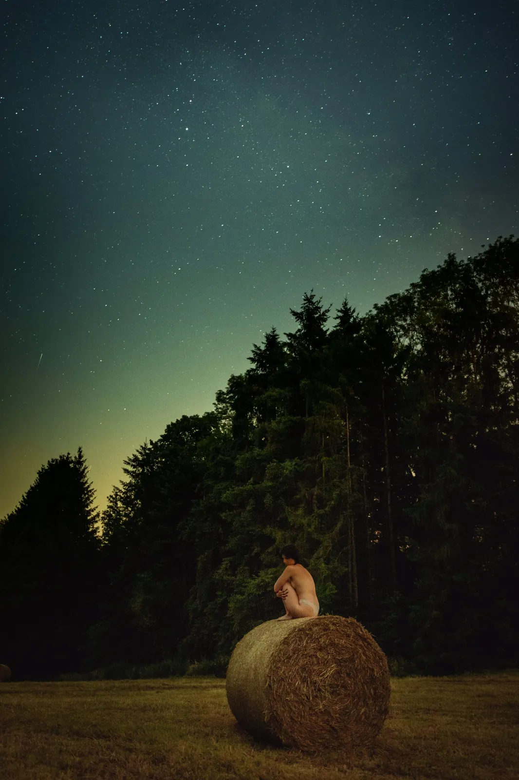 Silhouette sur une botte de paille sous les étoiles / Figure on a hay bale under the stars