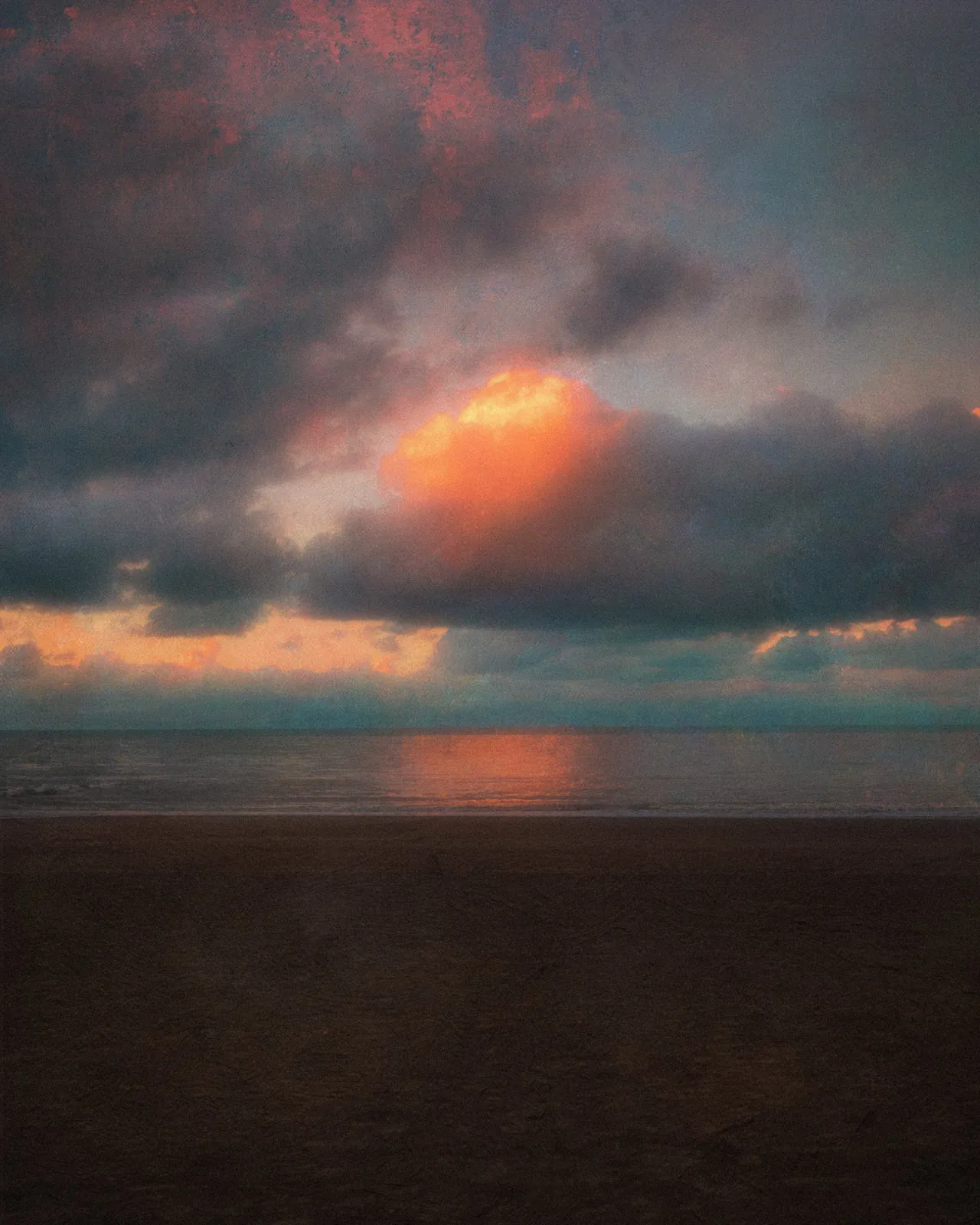 Nuage embrasé au-dessus de la mer, texture peinte / Glowing cloud over the sea, painted texture