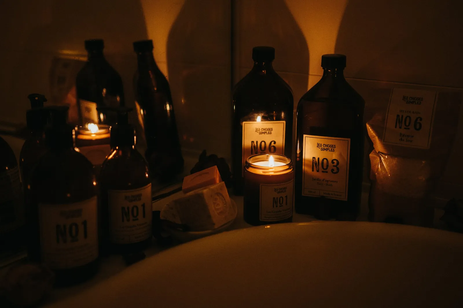 Produits de bain à la lueur des bougies / Bath products by candlelight