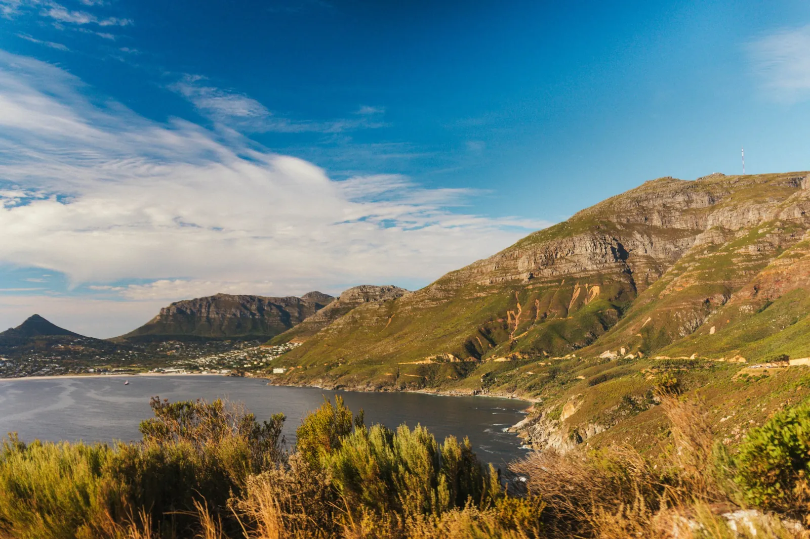 Côte montagneuse au-dessus de l'océan, Afrique du Sud / Mountain coastline, South Africa