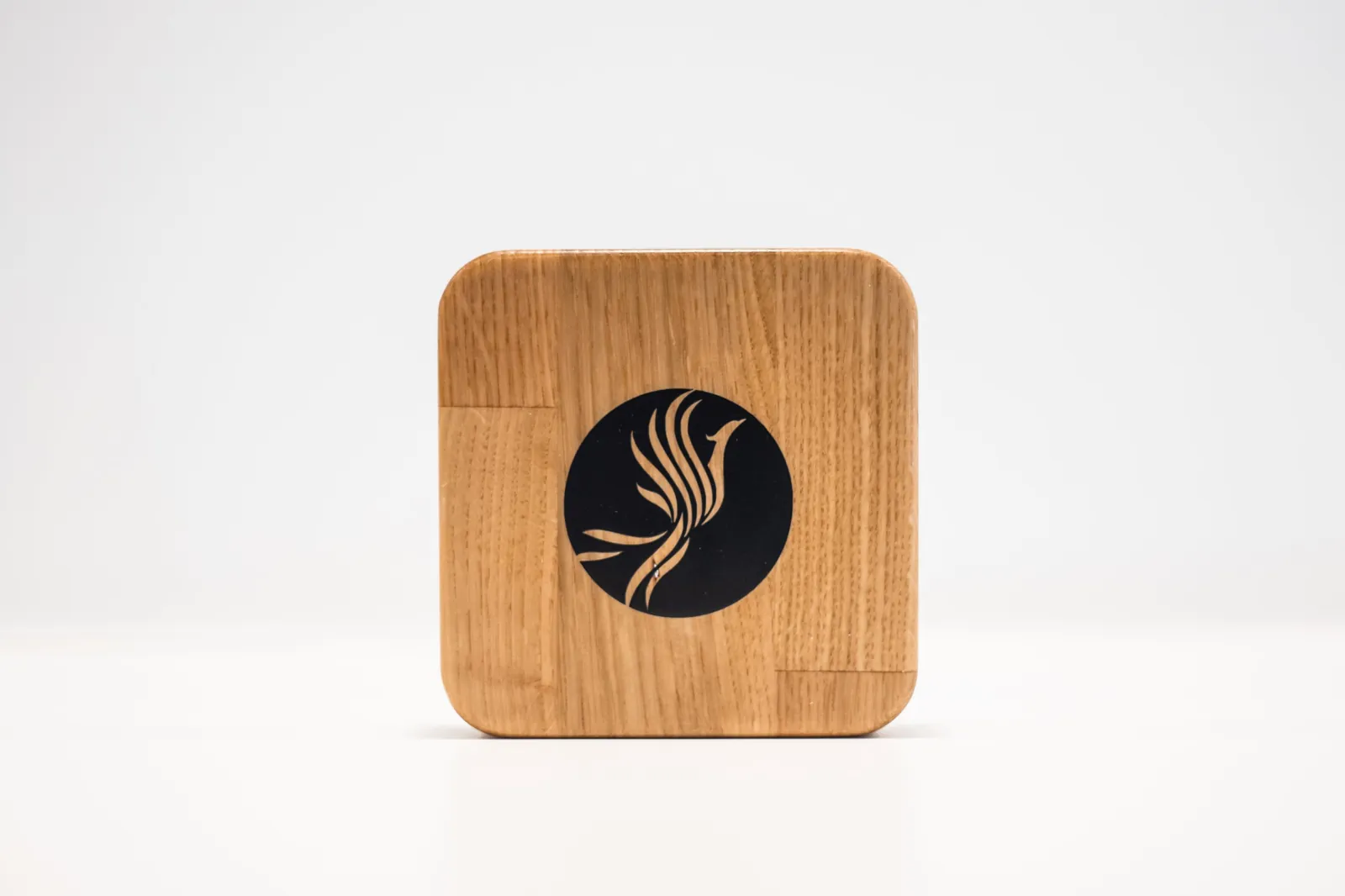 Boîtier en bois Fenyx sur fond blanc / Fenyx wooden device on white