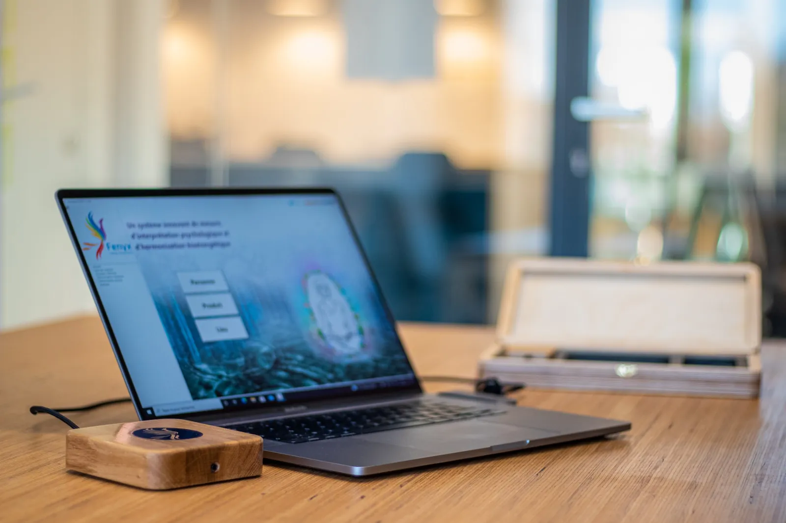 Boîtier Fenyx et ordinateur, photo produit / Fenyx device and laptop, product photography