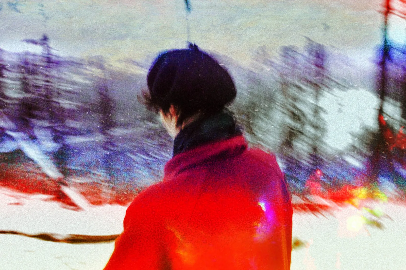Manteau rouge dans la neige, effet argentique / Red coat in the snow, film effect