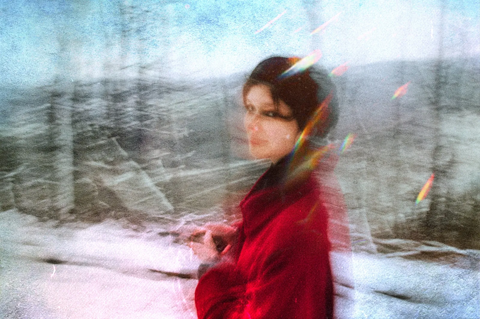 Regard en manteau rouge, effet argentique / Red coat portrait, film effect