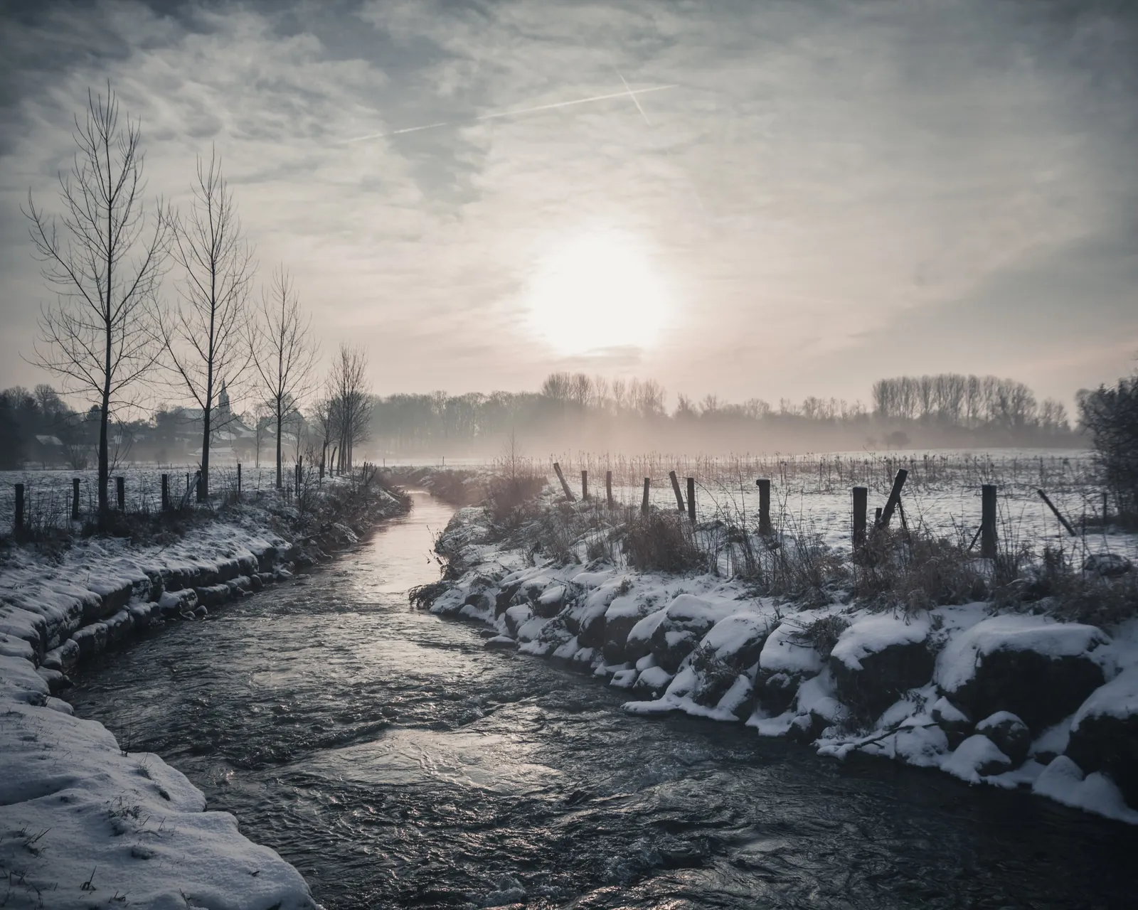 Rivière sous la neige au lever du soleil / Snowy river at sunrise