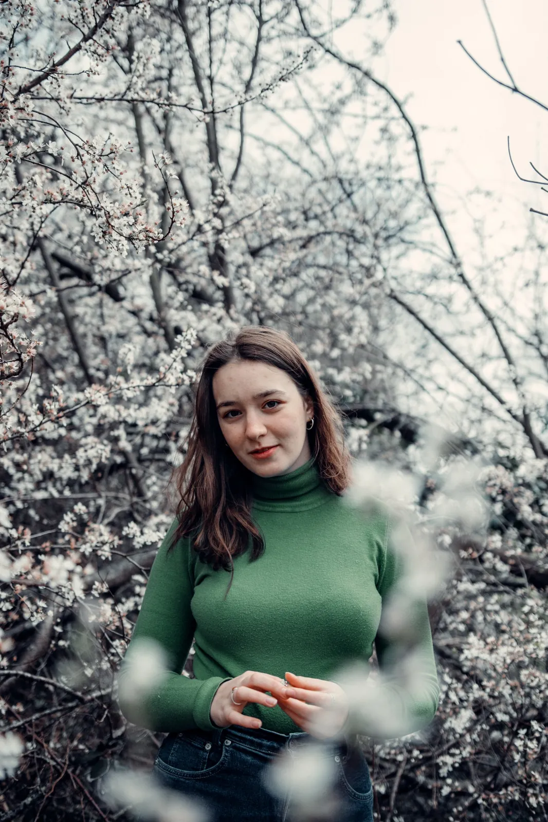 Portrait parmi les fleurs de prunellier / Portrait among blackthorn blossom
