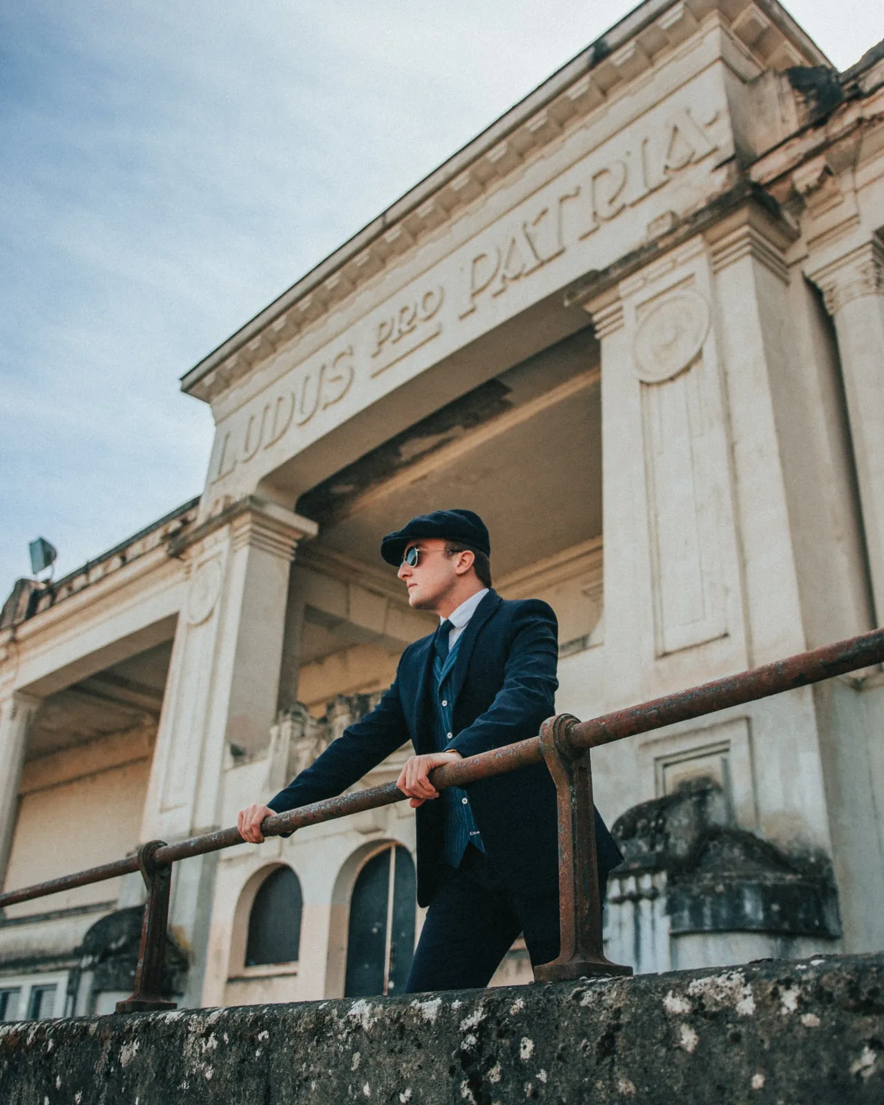 Portrait en costume devant un stade ancien / Suited portrait in front of an old stadium
