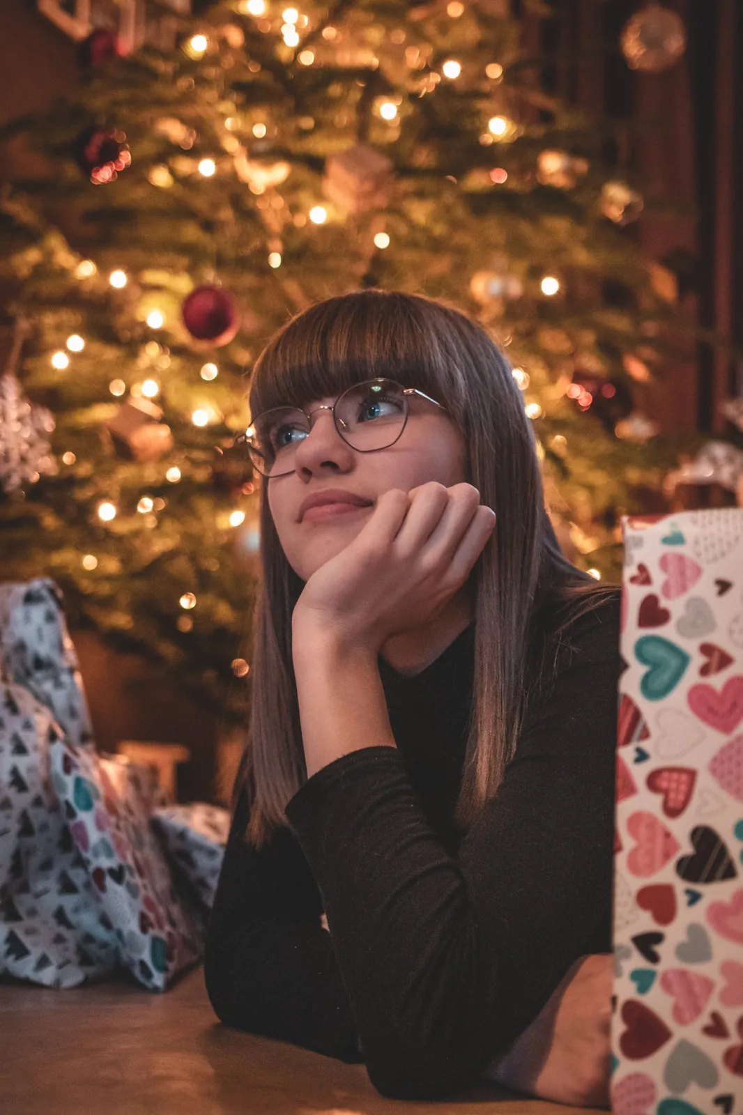 Portrait devant le sapin de Noël / Portrait by the Christmas tree