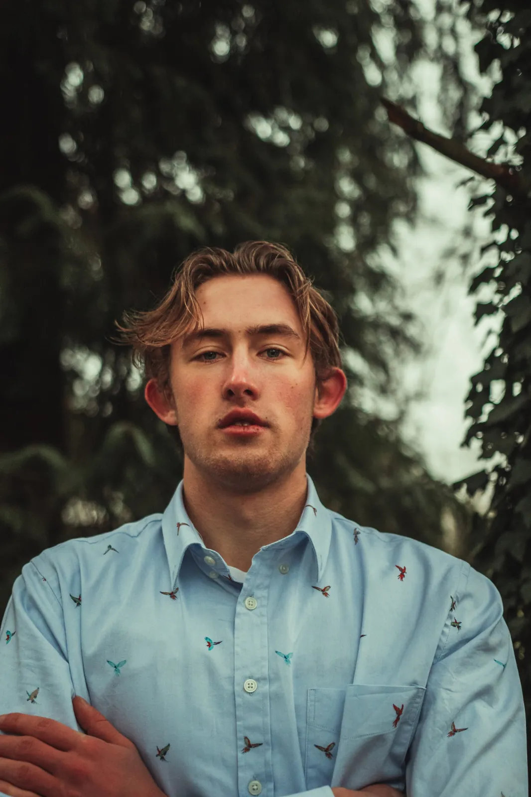 Portrait en chemise à perroquets / Portrait in a parrot-print shirt