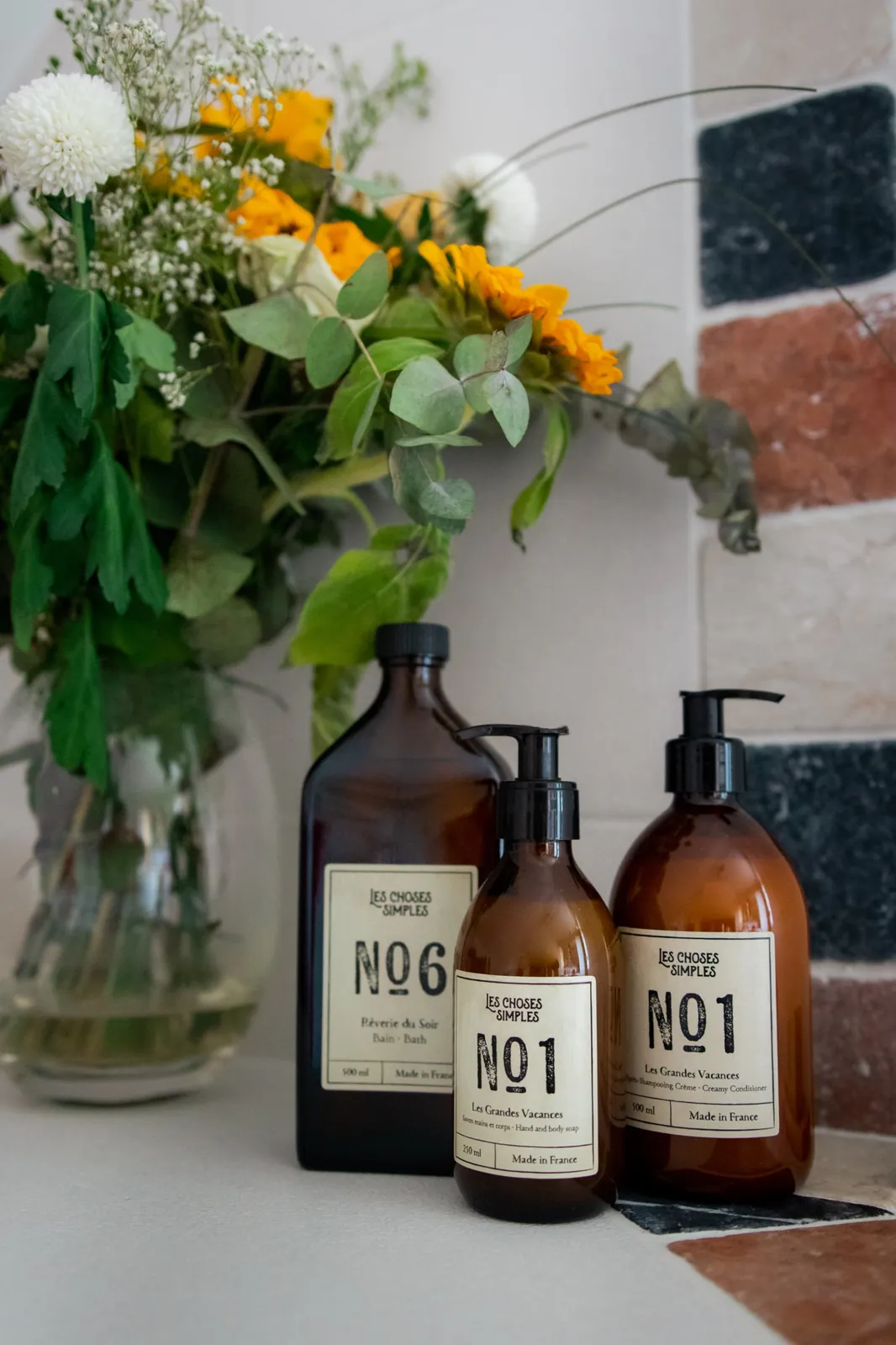 Savons et soins en flacons ambrés / Soaps and care products in amber bottles