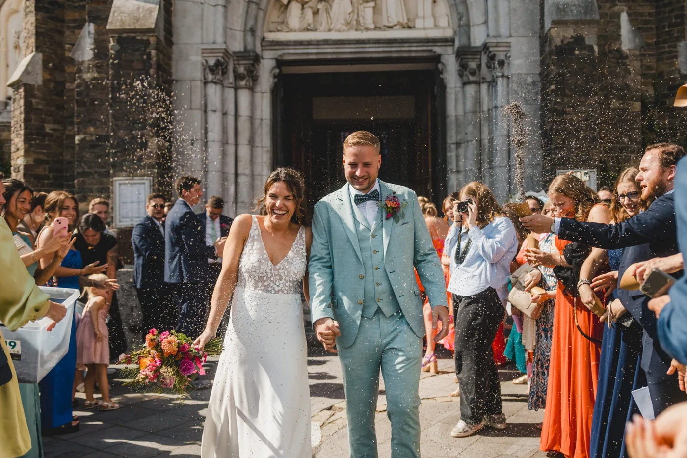 Sortie d'église des mariés sous une pluie de pétales / Newlyweds leaving the church