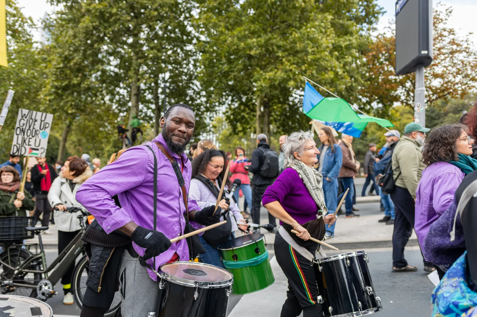 Batucada dans le cortège / Drummers in the march