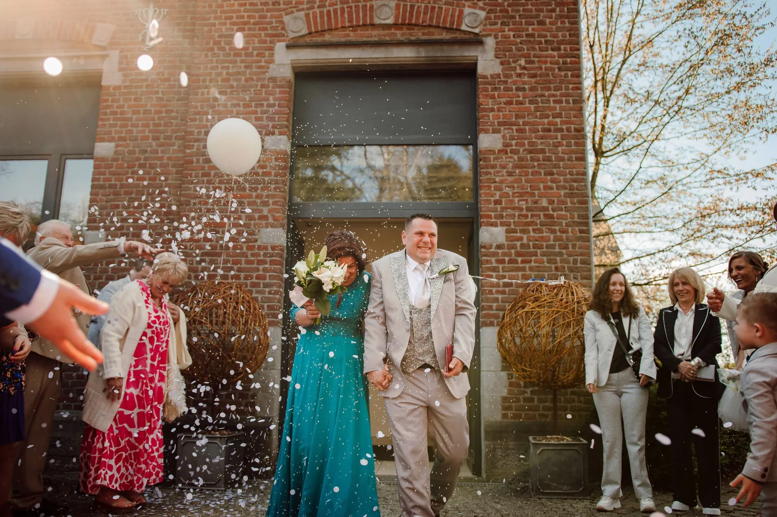 Sortie des mariés sous les confettis / Newlyweds under confetti