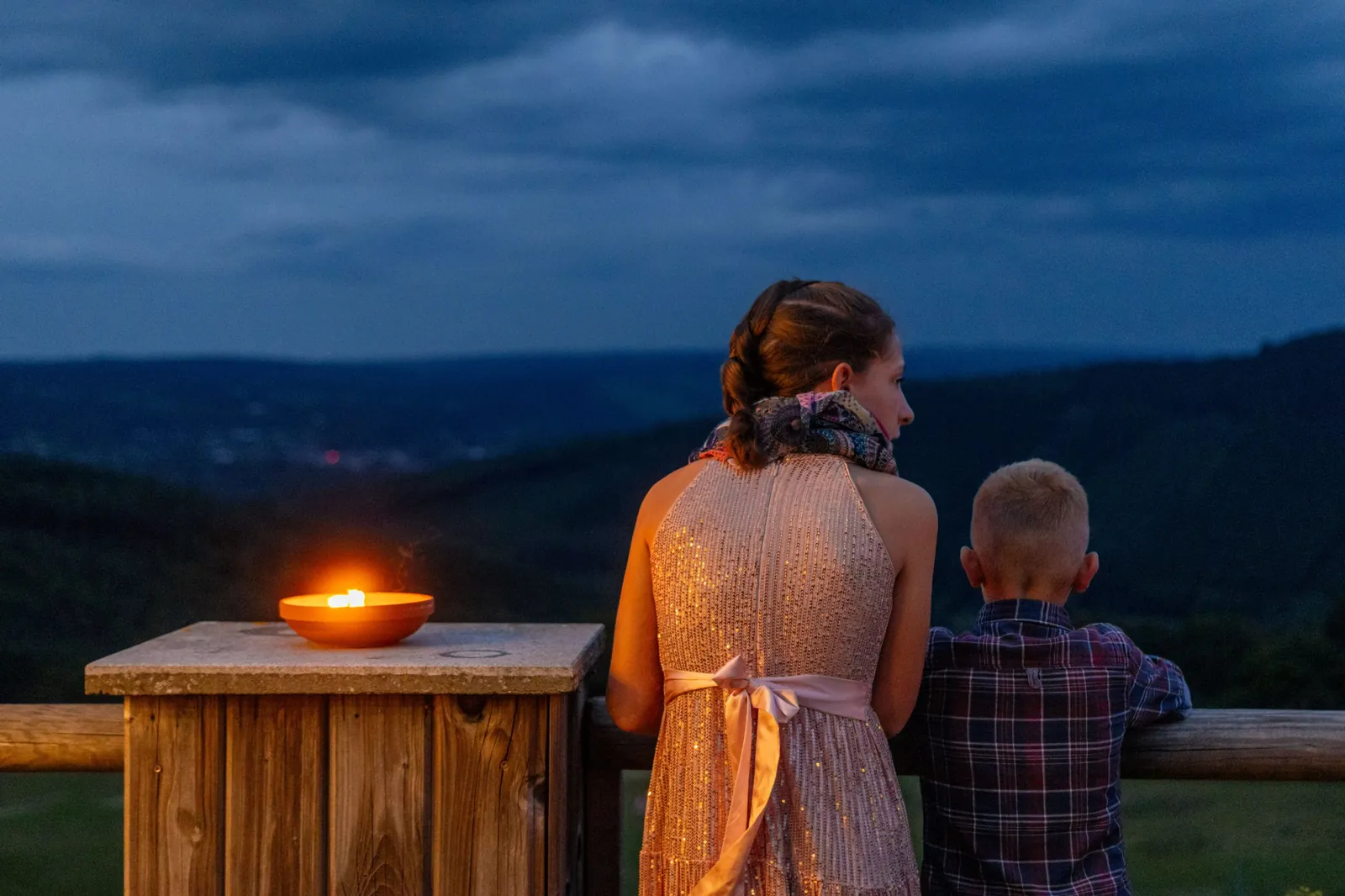 Enfants face à la vallée au crépuscule / Children overlooking the valley at dusk