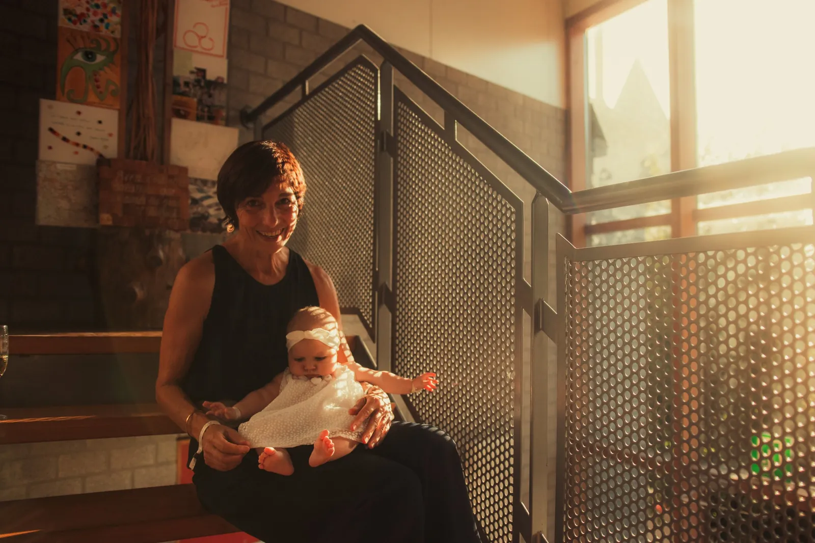 Grand-mère et bébé dans la lumière du soir / Grandmother and baby in evening light