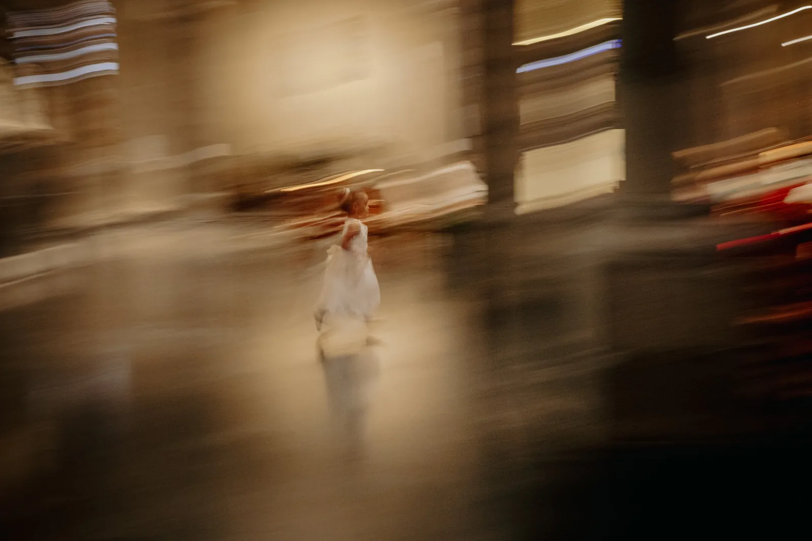 Demoiselle d'honneur en mouvement / Flower girl in motion