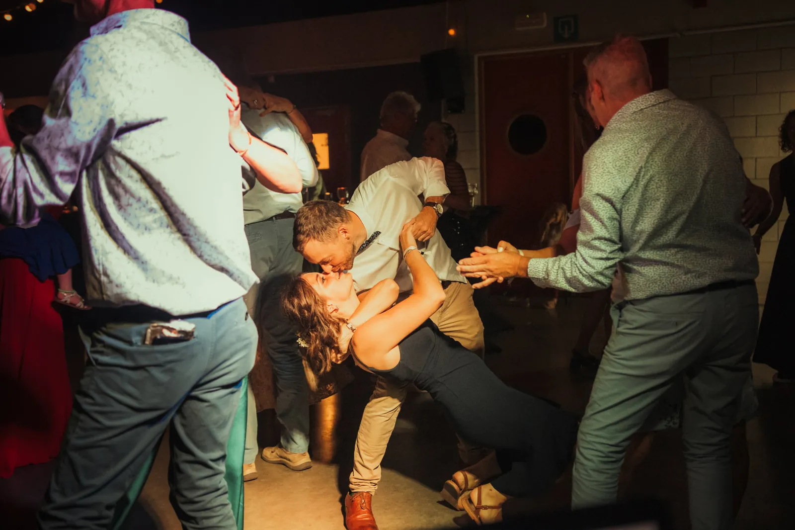 Baiser renversé sur la piste / Dip kiss on the dance floor