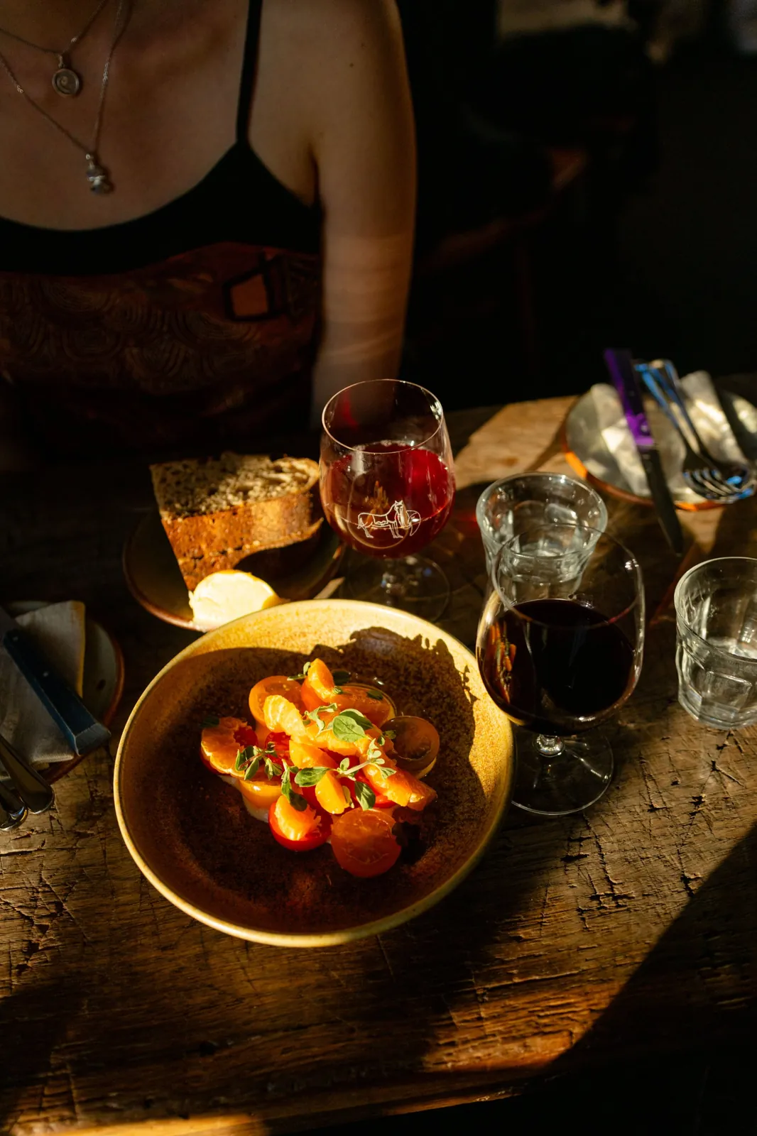Assiette de saison au soleil, restaurant / Seasonal dish in the sunlight, restaurant