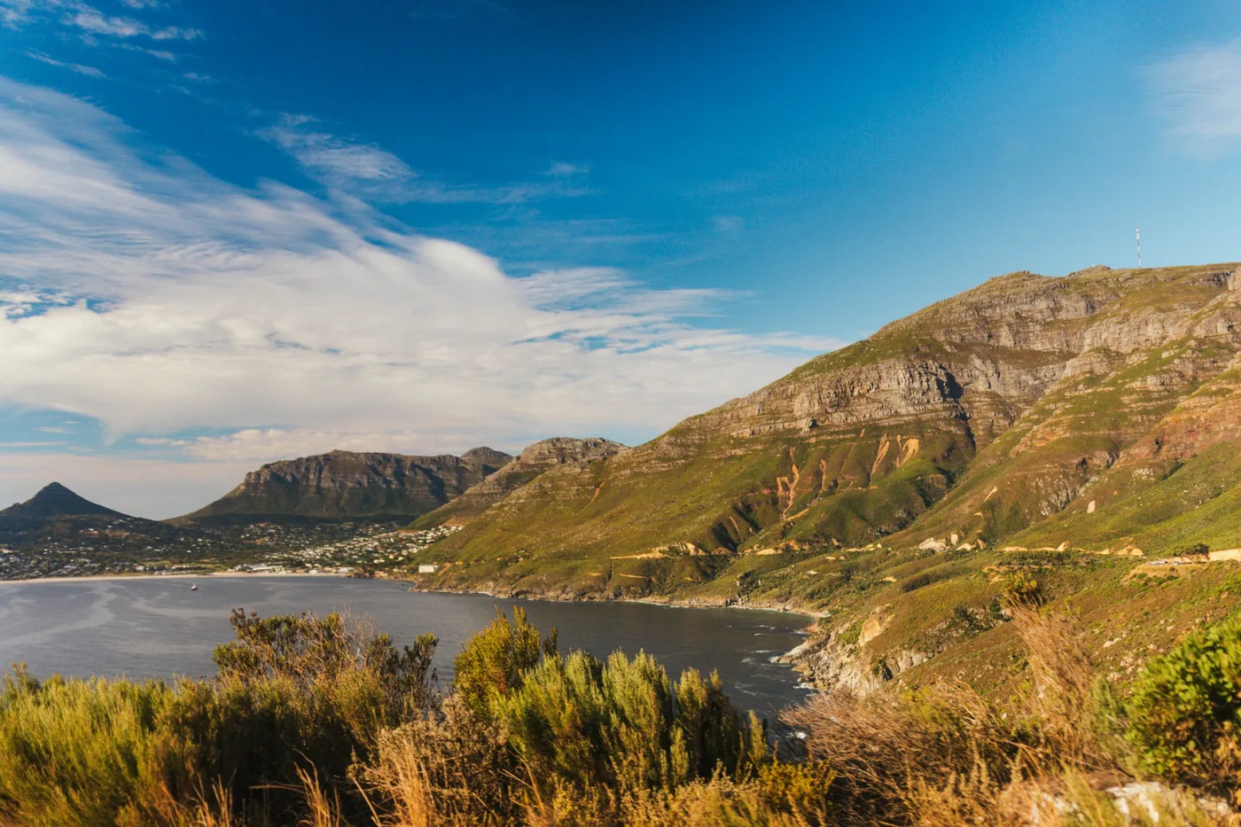 Côte montagneuse au-dessus de l'océan, Afrique du Sud / Mountain coastline, South Africa